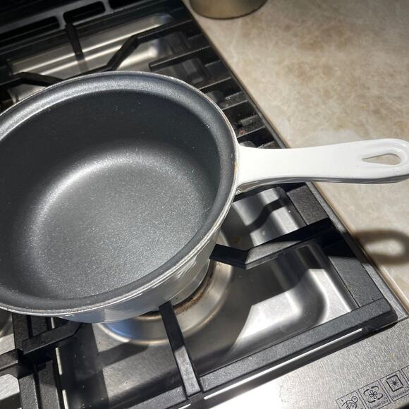 Le Creuset 2 Qt nonstick cast iron saucepan  vintage  white 22 - Picture 1 of 12